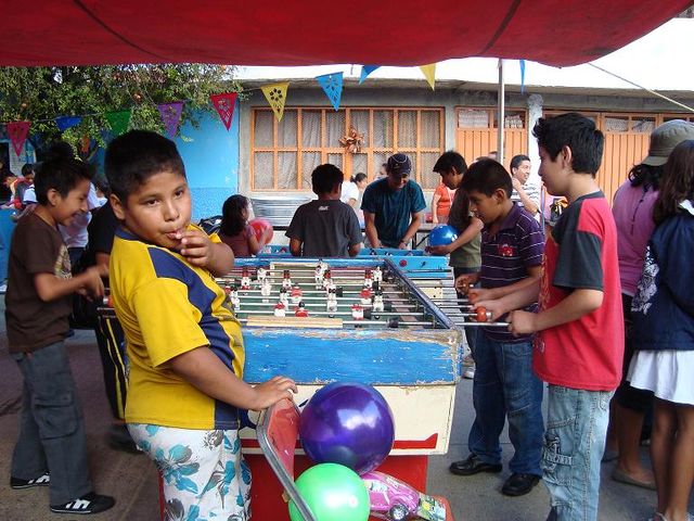 Jugando en el futbolito